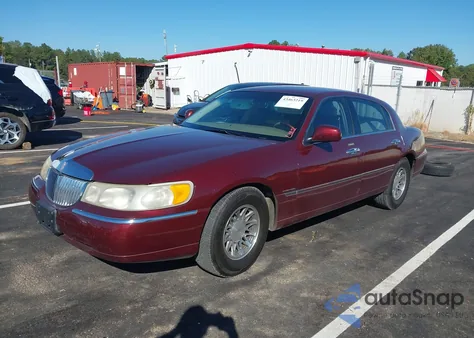 2001 Lincoln Town Car Signature z USA, uszkodzony, nr VIN 1LNHM82W01Y647522